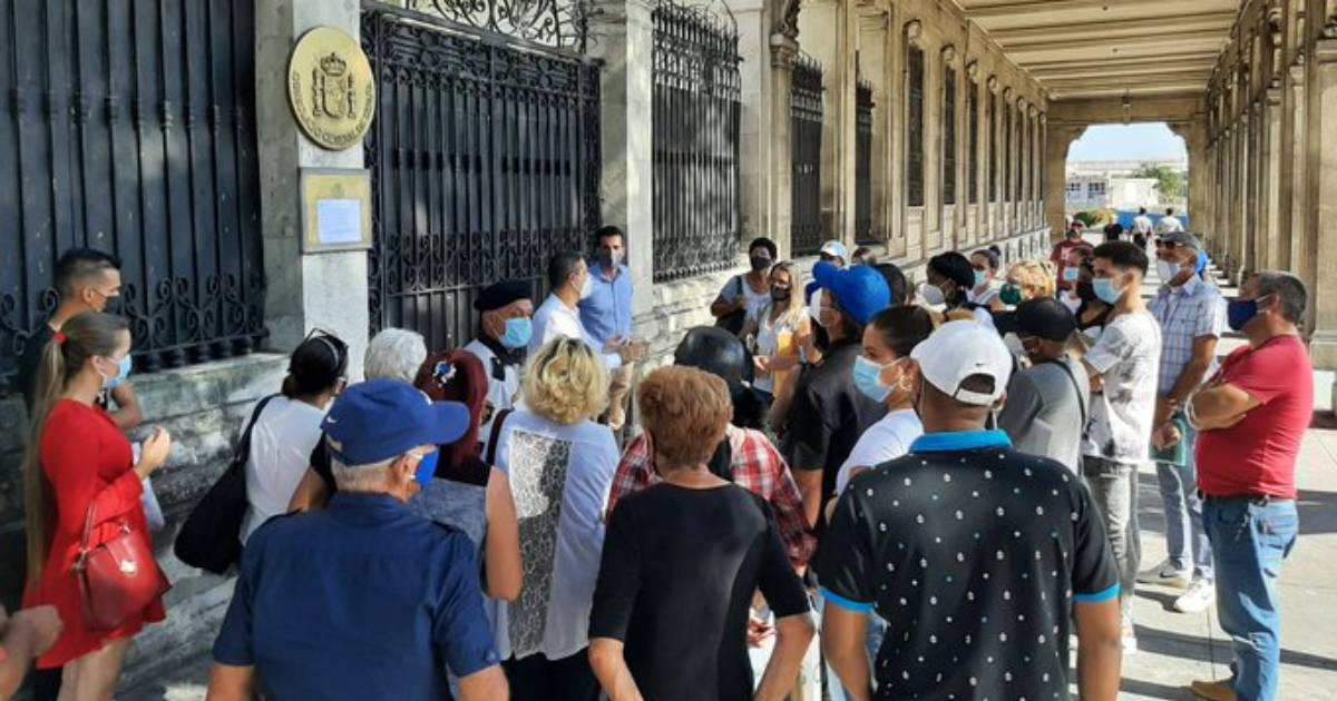 Cubanos en Consulado de España en La Habana © Twitter / @ConsEspLaHabana