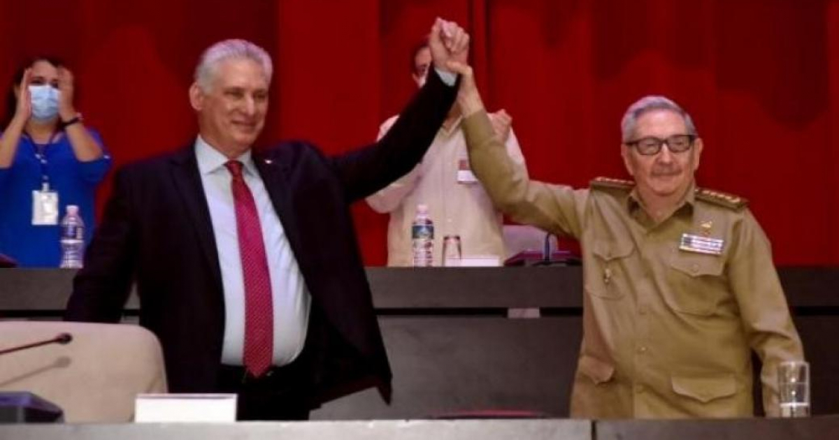 Díaz-Canel y Raúl Castro en el último congreso del PCC © Twitter / PCC 