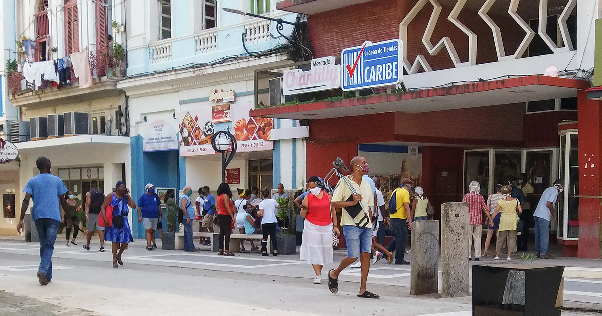 Aglomeración de personas en una calle peatonal en Cuba © CiberCuba