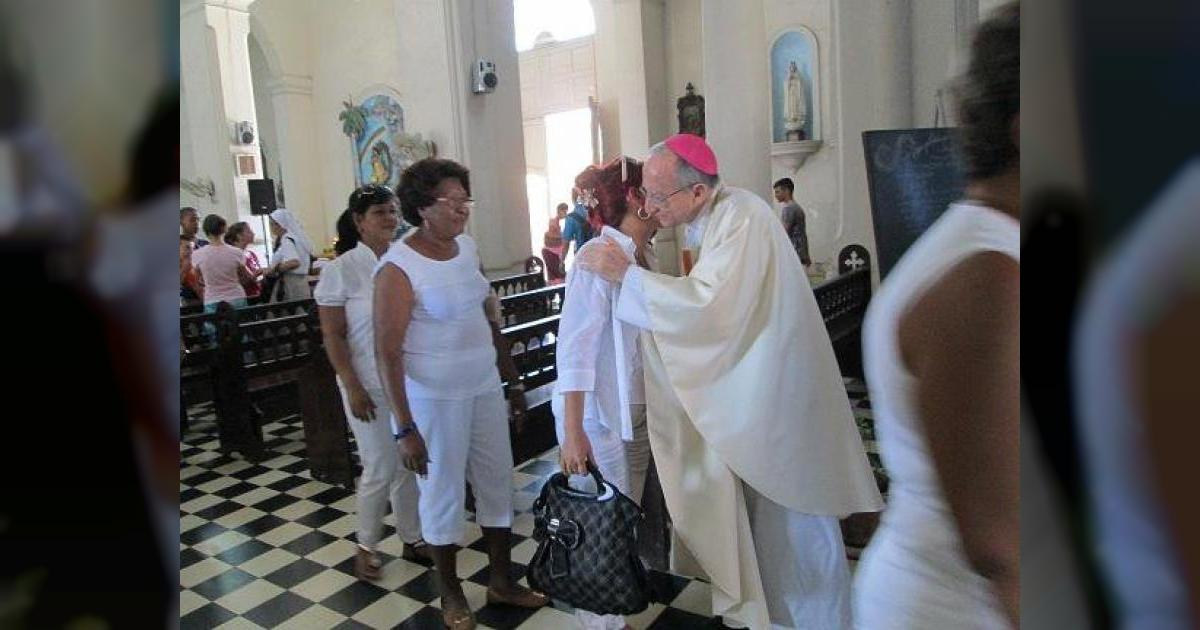 Obispo de Matanzas saludando a Damas de Blanco © Iván Hernández Carrillo