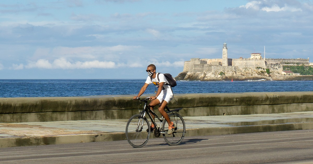 Jove cubano, pedaleando en su bicicleta por el Malecón, en una imagen de archivo. © CiberCuba