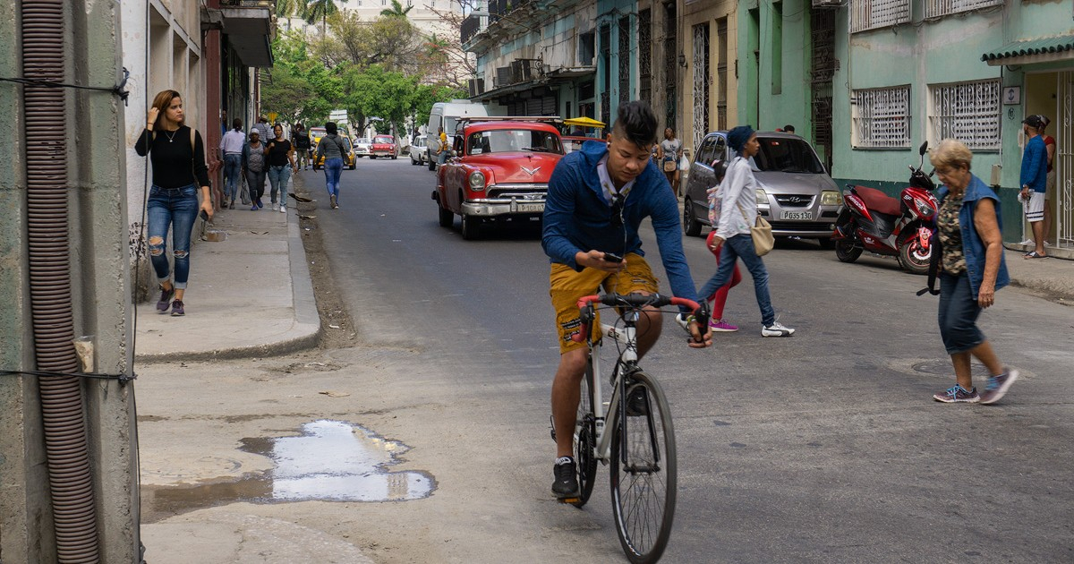 Un joven contesta una llamada de teléfono en Cuba, en una imagen de archivo. © CiberCuba