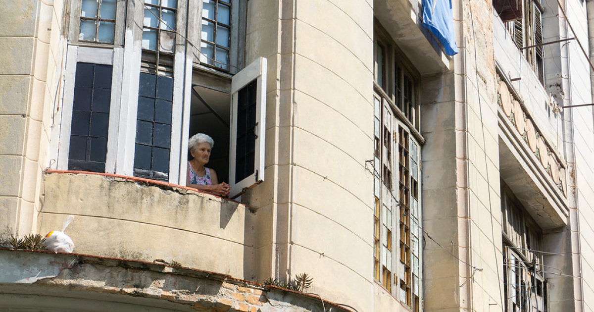 Cubana asomada a su ventana © CiberCuba