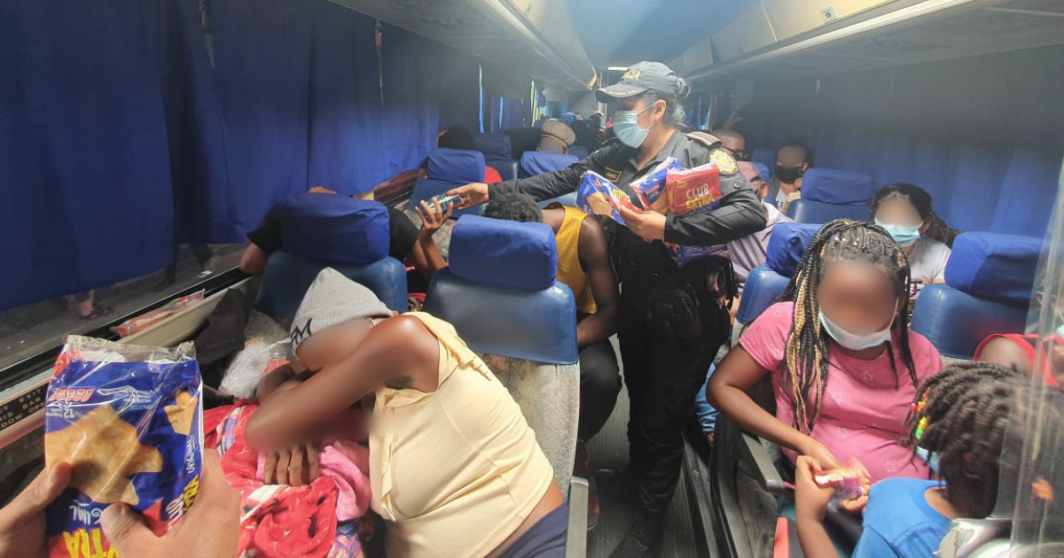 Oficial de policía guatemalteca controla autobús con supuestos emigrantes ilegales © Policía Nacional Civil de Guatemala