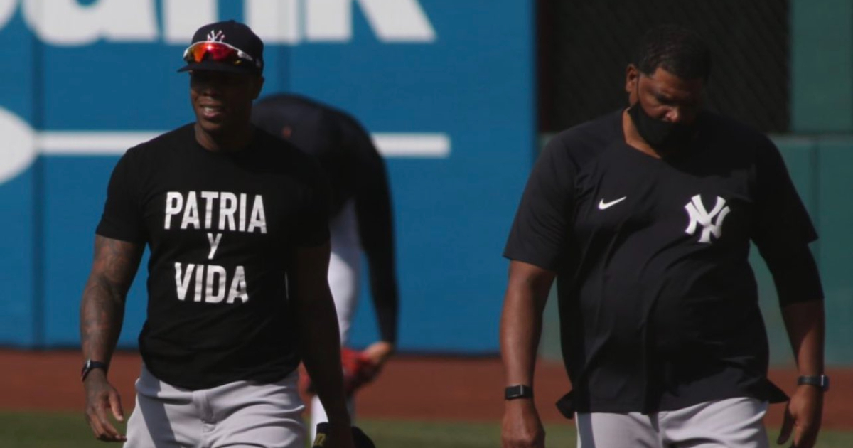 Aroldis Chapman, pitcher cubano de los Yankees de Nueva York con una camiseta de Patria y Vida © Instagram / thecubanmissile54