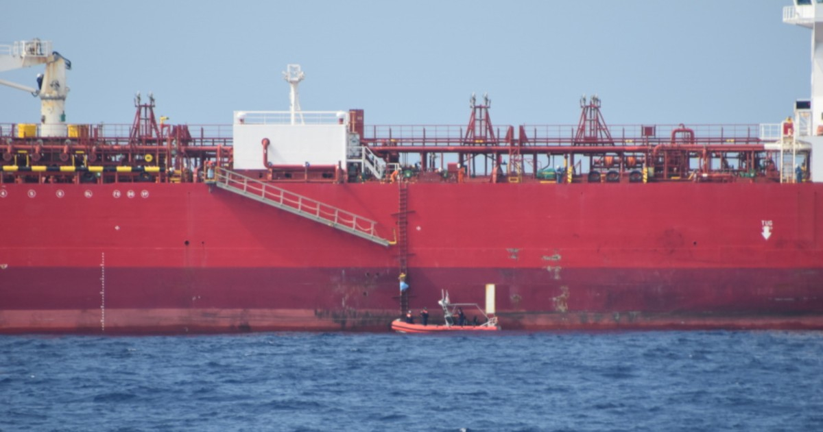 Momento en que la Guardia Costera de EE.UU. recoge a los dos balseros cubanos rescatados por un buque petrolero a 70 millas de Marathon. © @USCGSoutheast