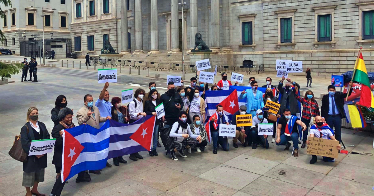 Grupo de disidentes cubanos y latinoamericanos se manifiestan frente al Congreso de los Diputados de España © CiberCuba