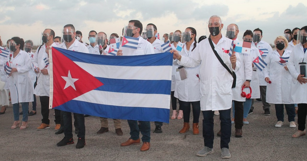 Médicos cubanos en La Habana a su regreso de Panamá. © MINSAP