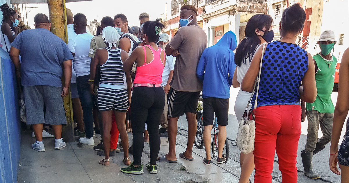 Cubanos haciendo cola en La Habana (Imagen de referencia) © CiberCuba