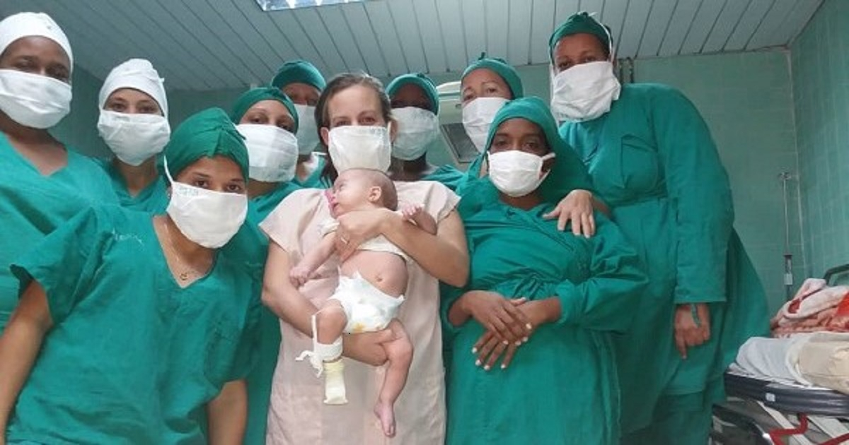 Bebé de dos meses junto a su madre y equipo médico que la atendió. © Sierra Maestra