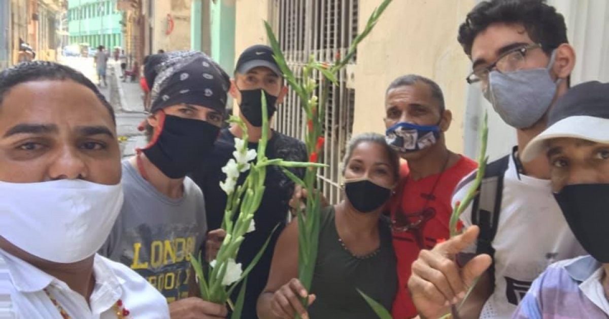 Esteban Rodríguez junto a otros cubanos este jueves que se acercaron con flores a las inmediaciones de la vivienda de Luis Manuel Otero © Facebook/Esteban Rodríguez