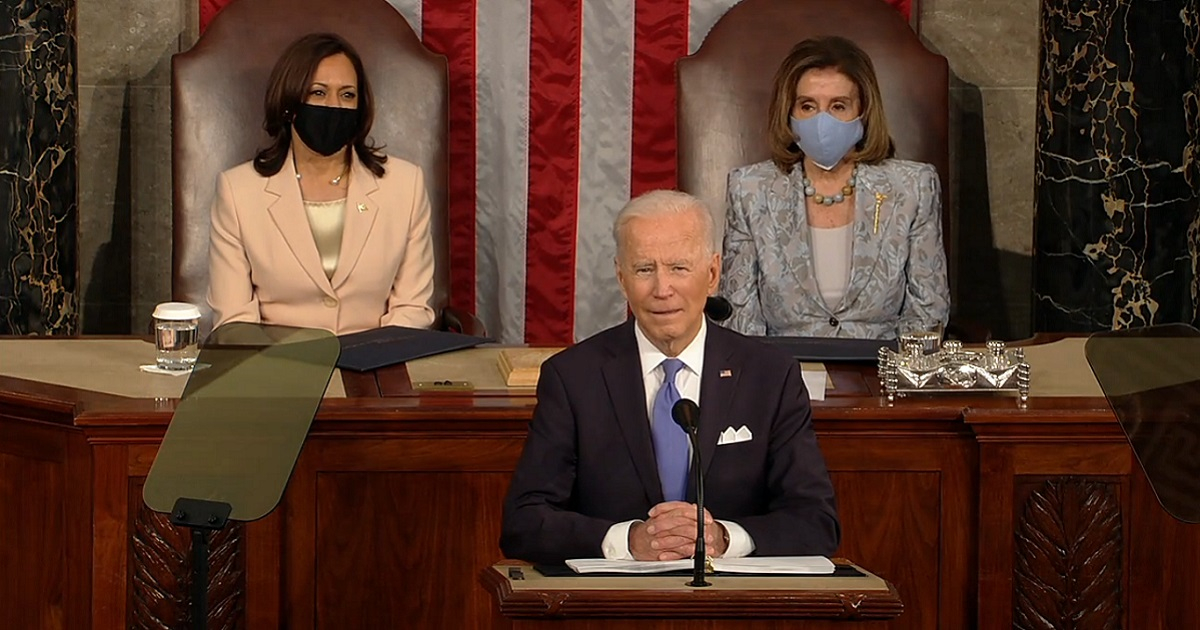 Joe Biden custodiado por Kamala Harris y Nancy Pelosi en sesión conjunta del Congreso de EE.UU. © Captura de pantalla / Twitter/Nancy Pelosi