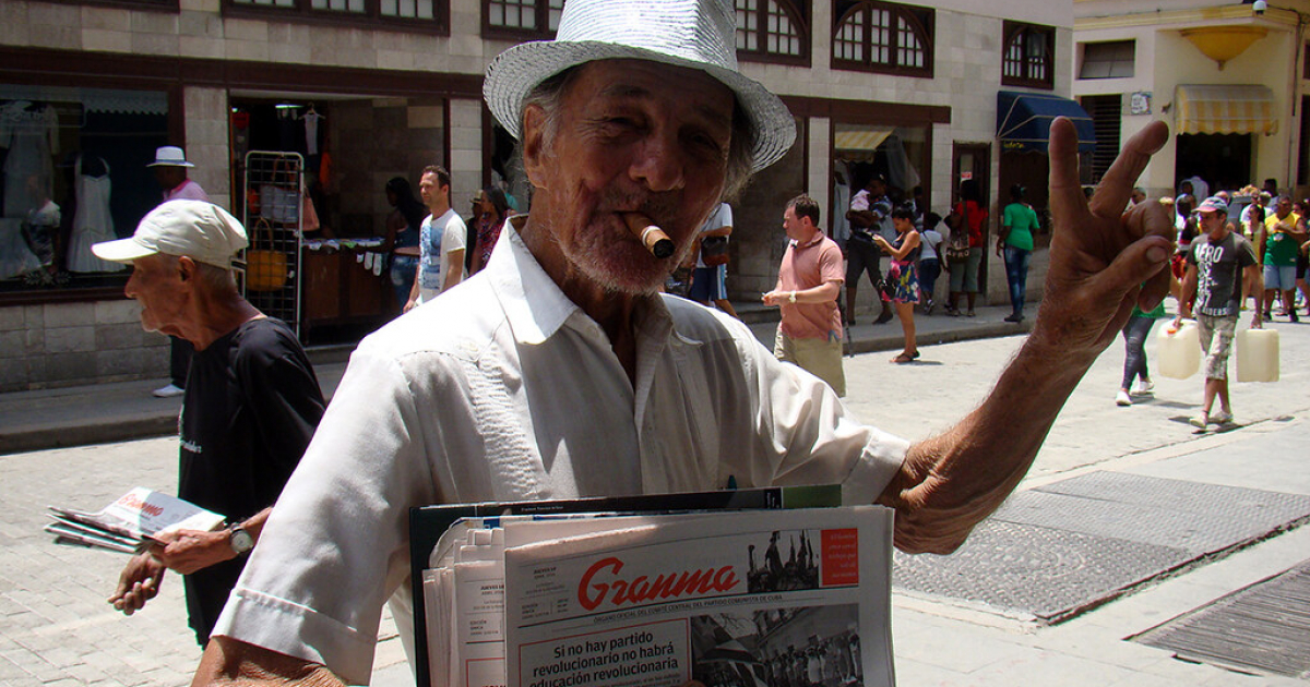 Vendedor de periódico Granma © CiberCuba