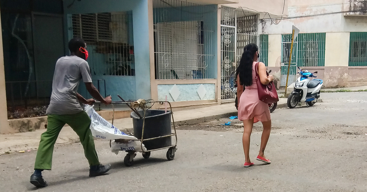 Personas caminando por la calle en Cuba (Imagen de referencia) © CiberCuba