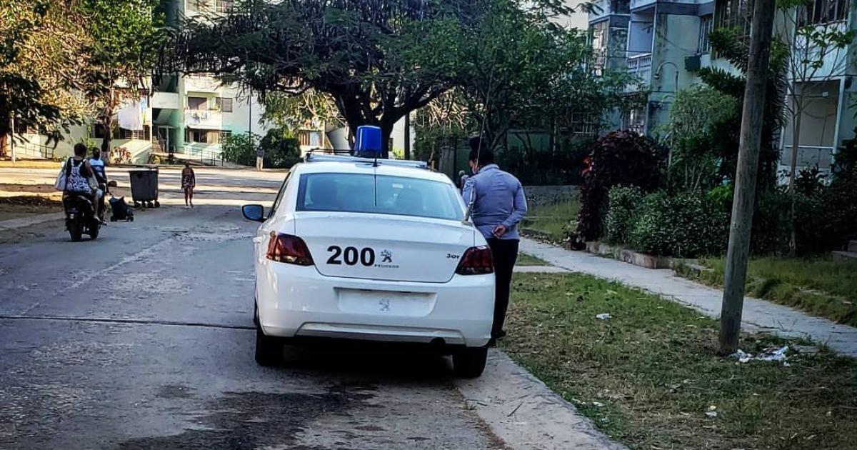 Policía que vigila a Amaury Pacheco (referencia) © Facebook Amaury Pacheco