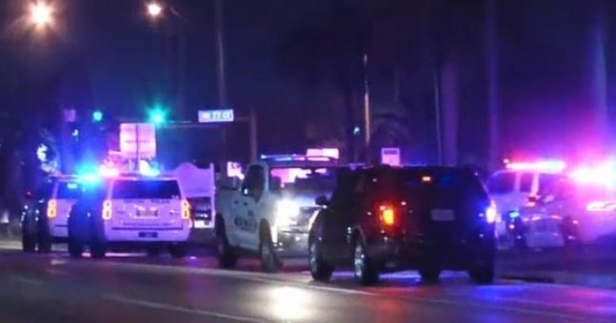 Autos policías en el lugar del crimen © Captura de video de NBC Miami
