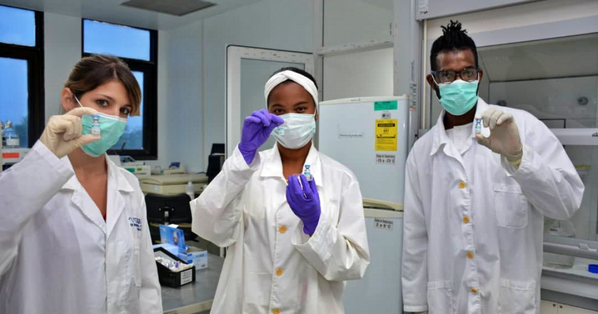Científicos cubanos muestran frascos con algunos candidatos vacunales contra el Covid-19 © Facebook / Centro de Ingeniería Genética y Biotecnología de Cuba (CIGB)