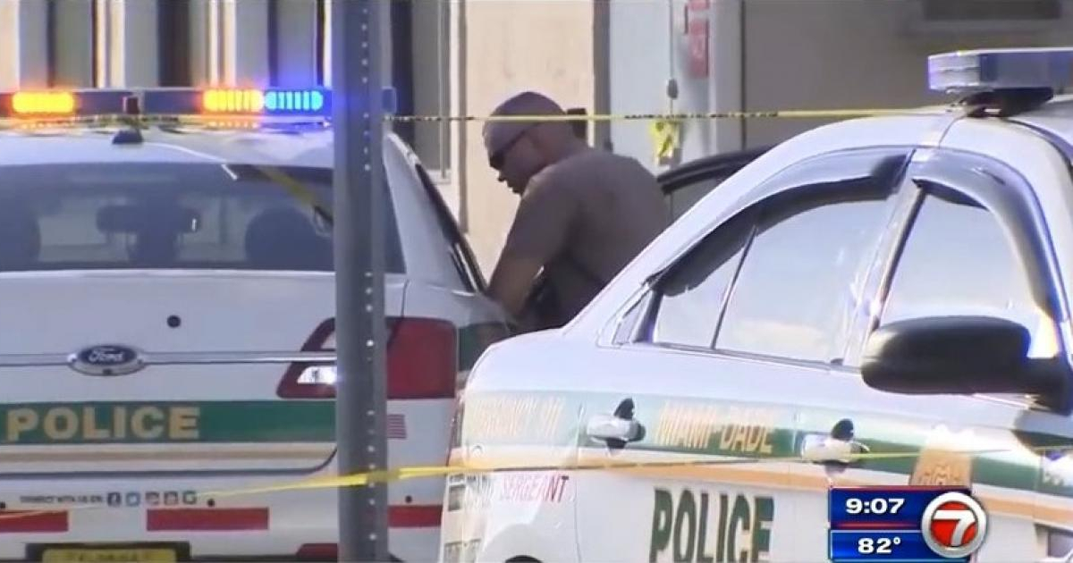 Policía en el lugar del asesinato © Captura de video de YouTube de WSVN-TV