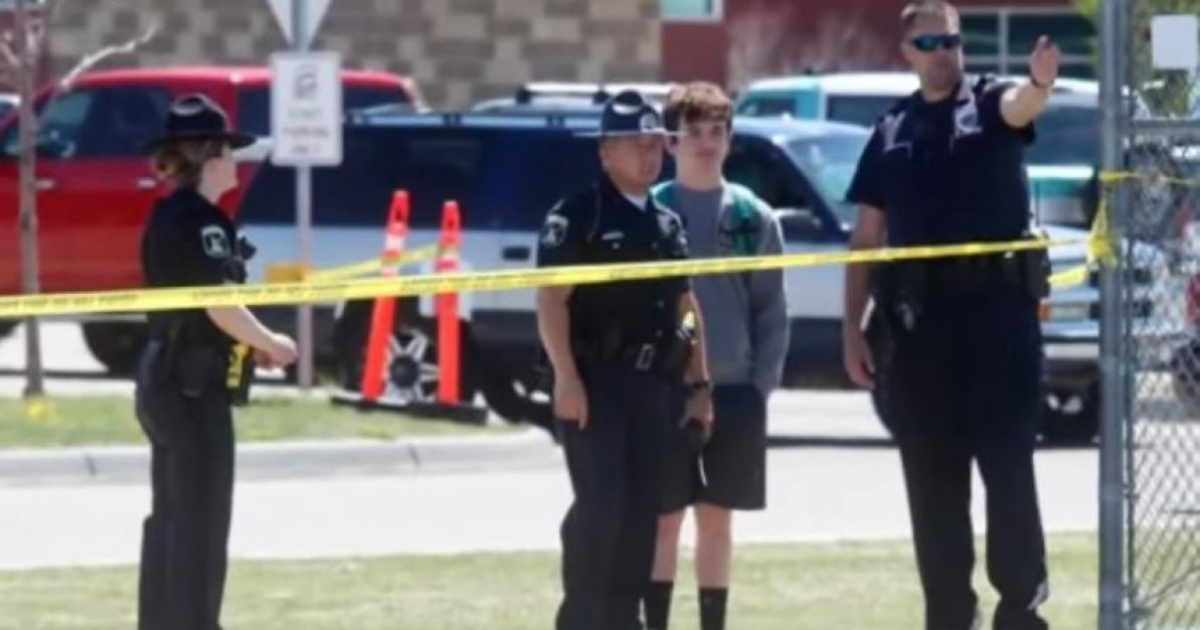 Policías frente a la escuela donde hubo el tiroteo © Captura de video de YouTube de ABC News