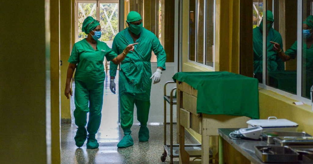 Personal sanitario en un hospital cubano (referencia) © Escambray/Roberto Suárez