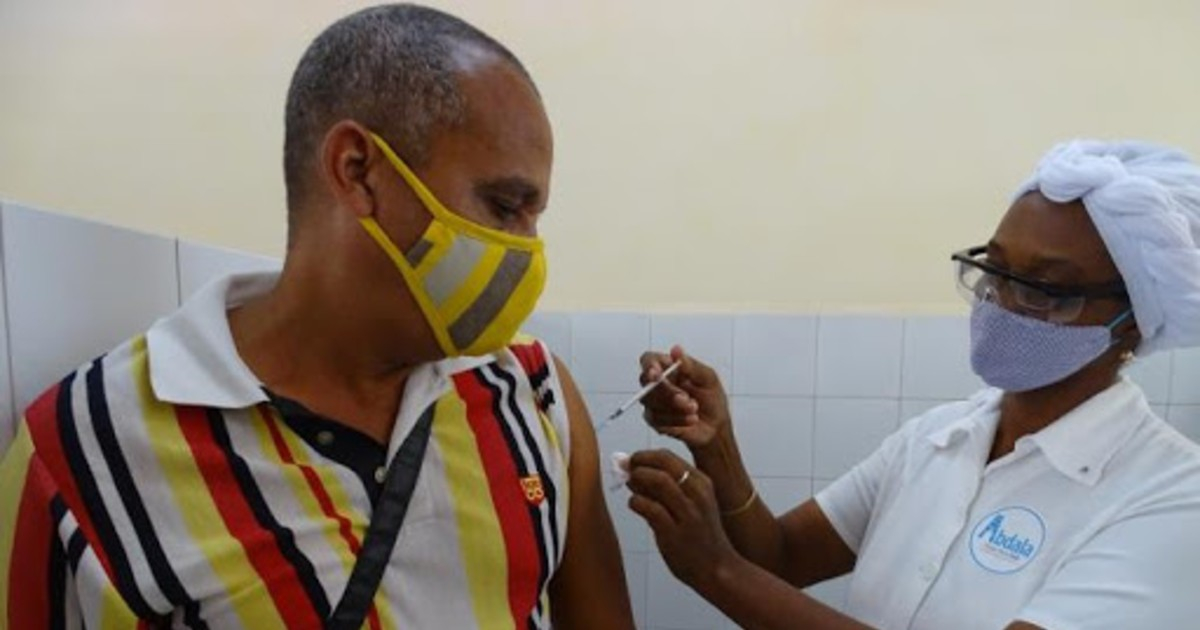 Sujeto de investigación es inoculado con un candidato vacunal cubano contra el coronavirus © Granma / Eduardo Palomares