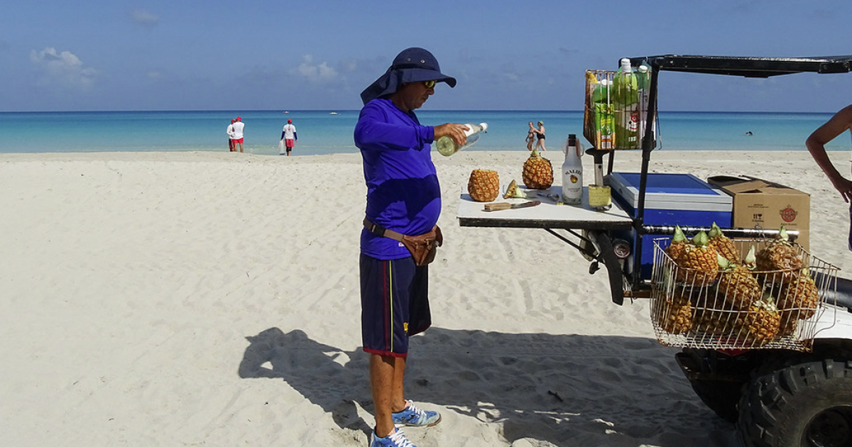 Vendedor de bebidas en Varadero (Imagen de referencia) © CiberCuba