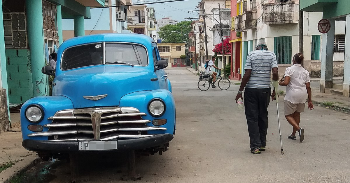 Anciano camina por calle de La Habana © CiberCuba