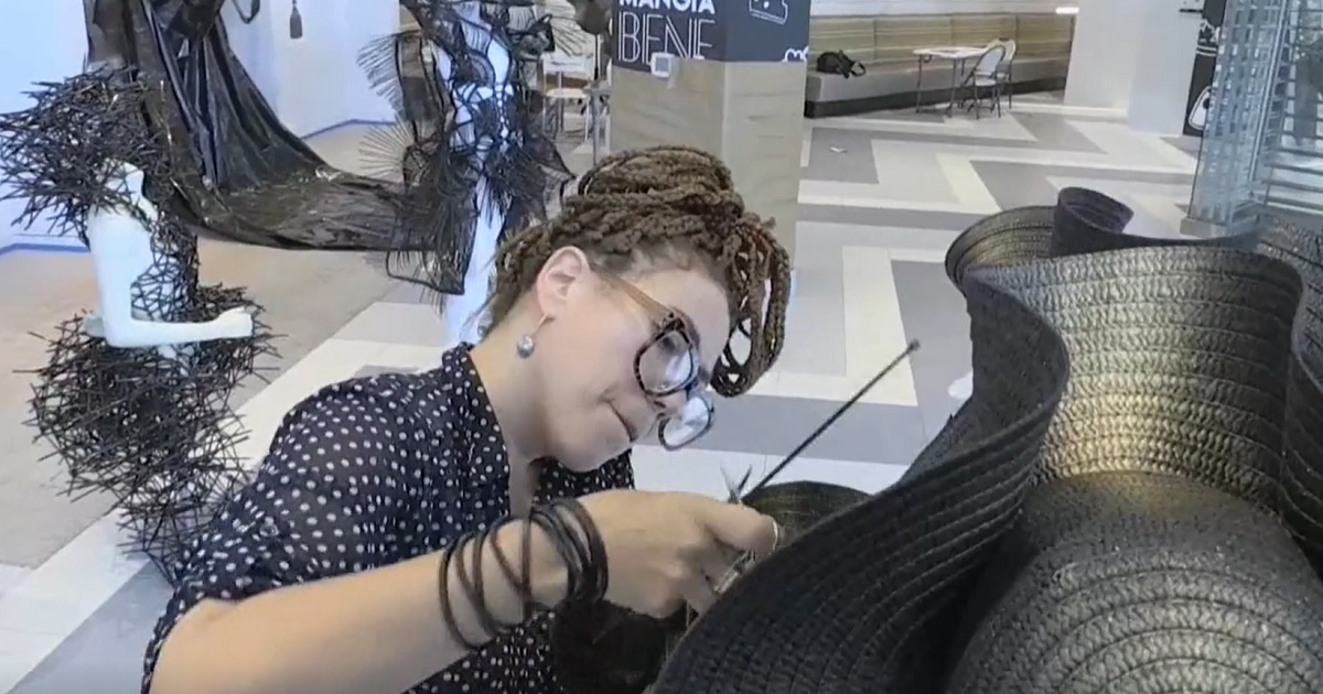 Celia Ledón trabajando en su serie "Wearable Installations". © Captura de video / EFE