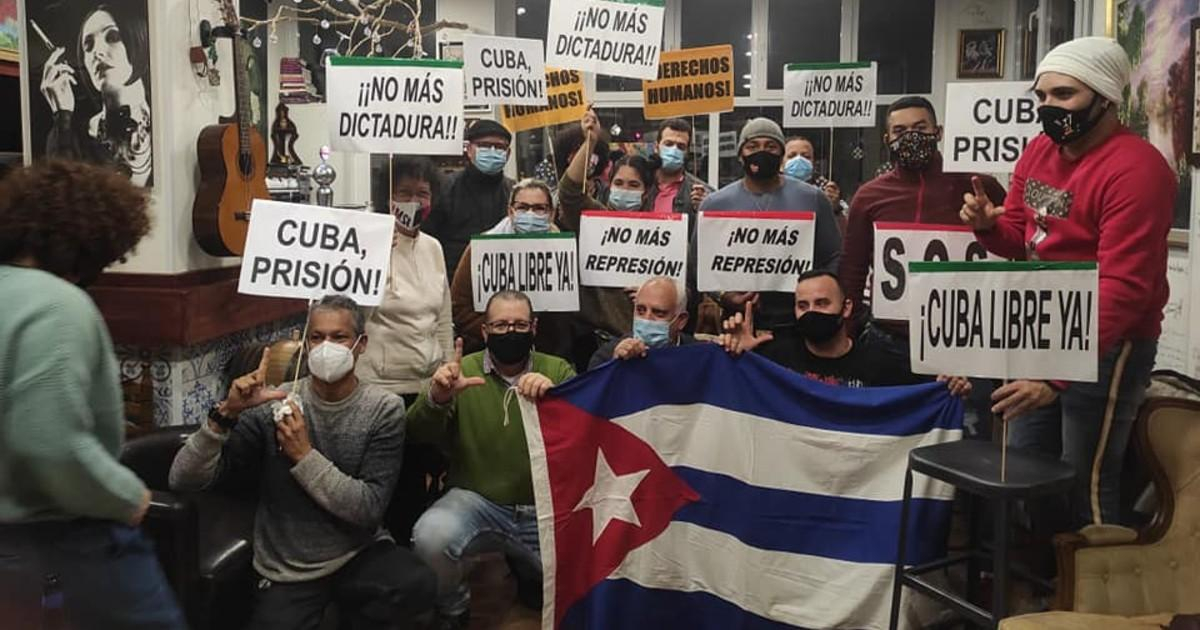 Cubano Lázaro Mireles junto a otros activistas protesta celebrada en Madrid (Imagen de archivo) © Facebook / Movimiento de Acciones por la Democracia