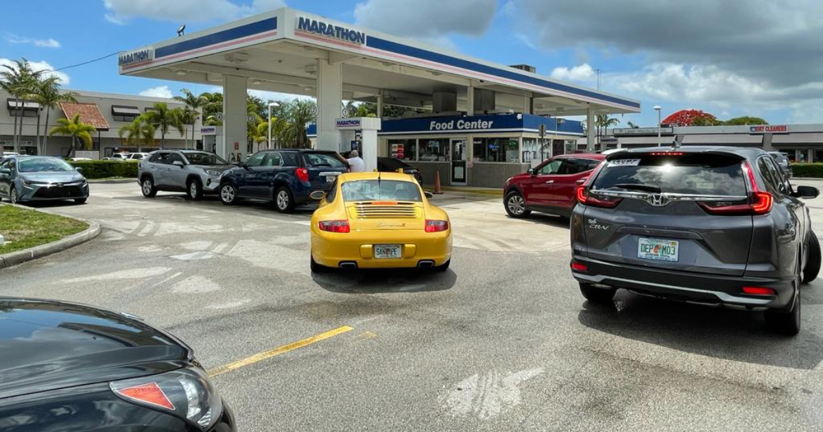 Cola en Miami para echar combustible © CiberCuba