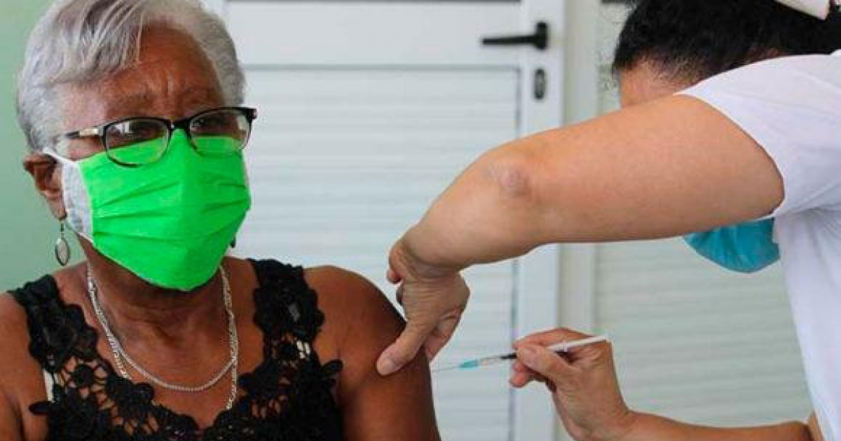 Una cubana vacunándose en su consultorio © Twitter/Dirección Provincial de Salud Pública
