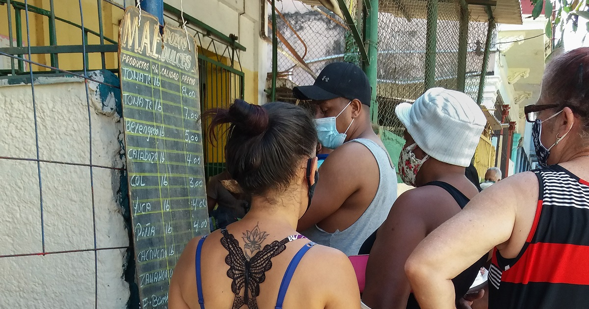 Cola para comprar alimentos en La Habana (imagen de referencia). © CiberCuba