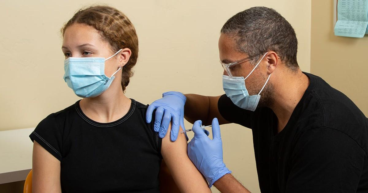 Joven recibe dosis de vacuna (Imagen de referencia) © bpr.org