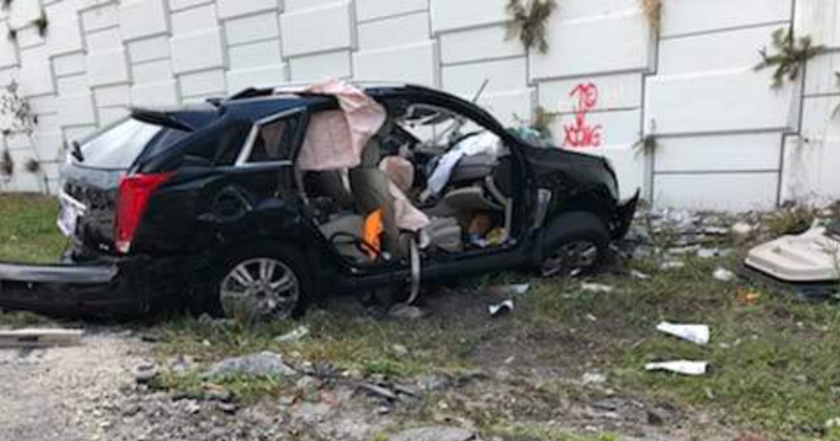 Auto accidentado tras caer de un express way en Fort Lauderdale © Fort Lauderdale Fire Rescue