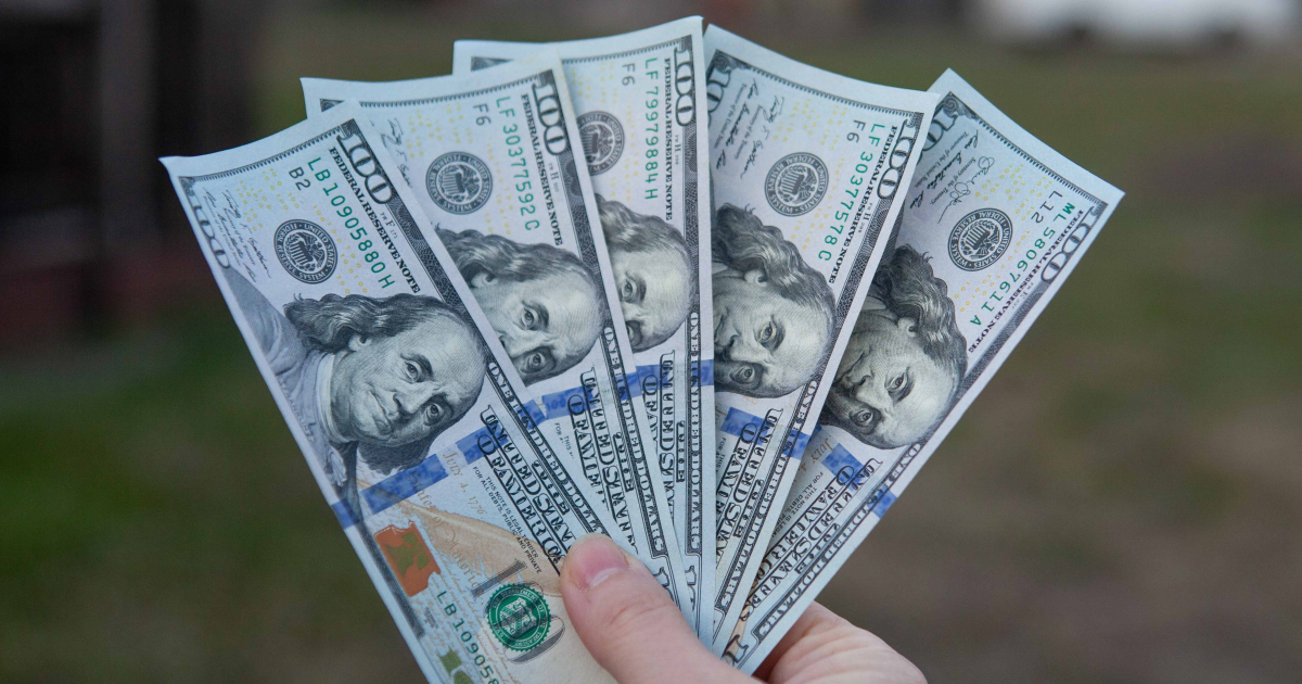 Billetes de 100 dólares (Imagen de referencia) © Flickr / National Bank UR