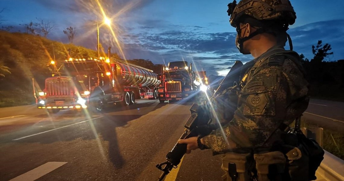 Camiones de alimentos viajan entre ciudad colombianas custodiados por los militares © Twitter/Fuerzas Militares de Colombia