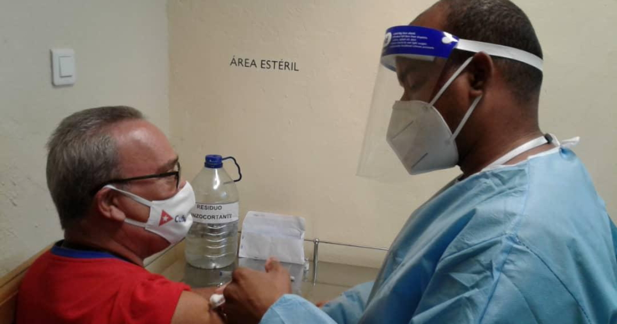 Persona recibe dosis de candidato vacunal cubano contra el coronavirus © Twitter / Medsol Cuba