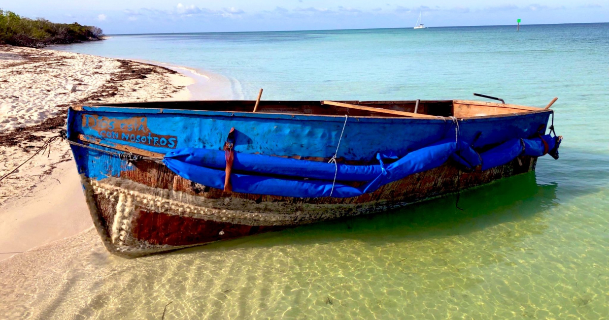 Embarcación rústica en la que viajaban los balseros cubanos interceptados © Twitter / CBP AMO Regional Director SE