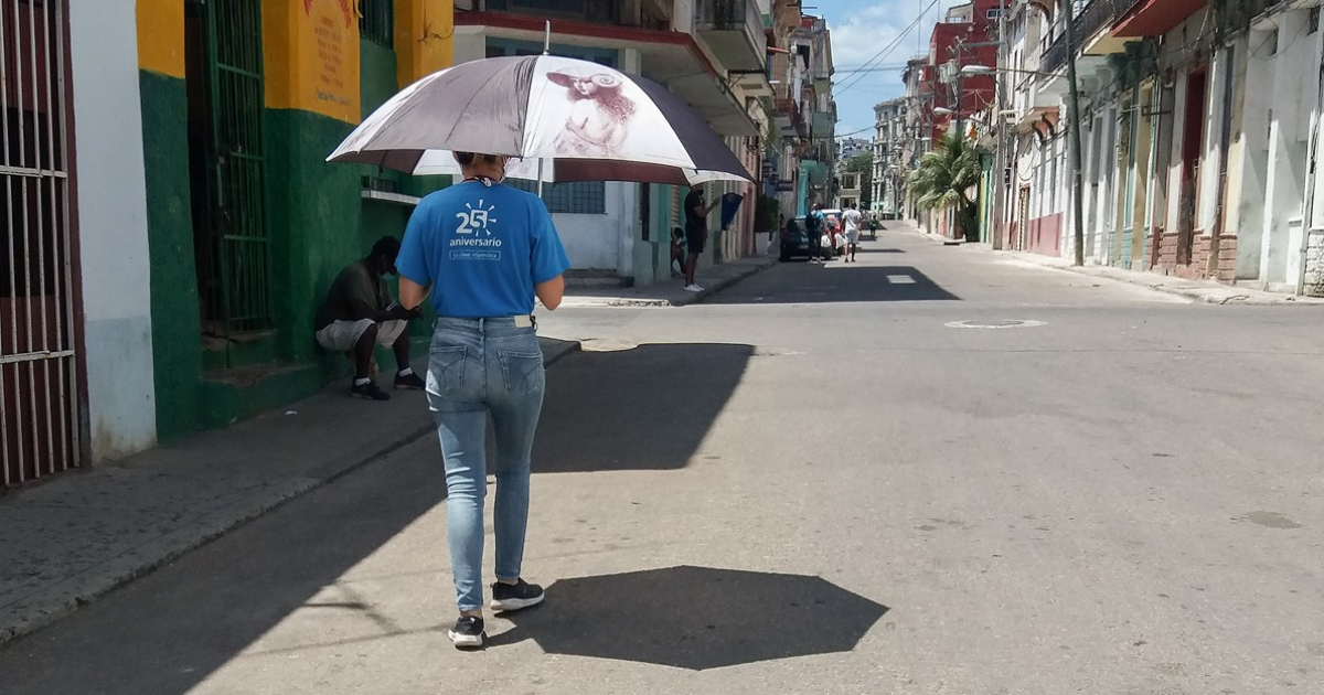 Mujer camina por calle de La Habana © CiberCuba
