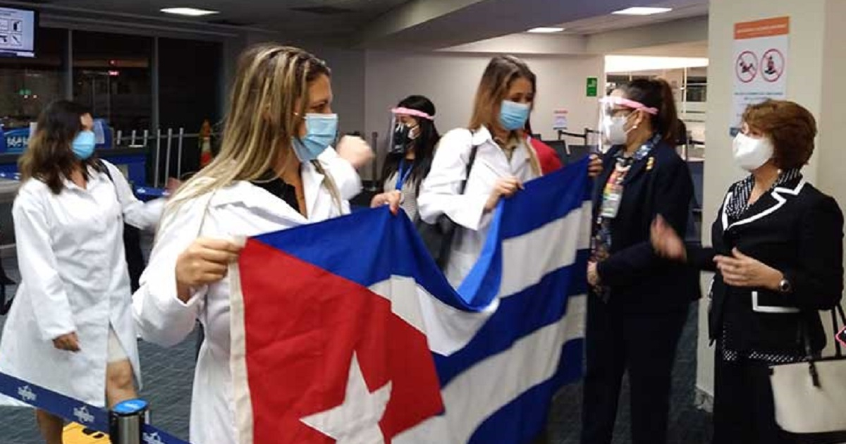 Médicos cubanos a su llegada a Panamá el 24 de diciembre de 2020. © Prensa Latina