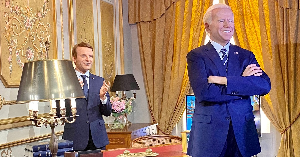 Figuras de cera de Joe Biden y del presidente francés Emmanuel Macron en museo de París. © Twitter / Musée Grévin 