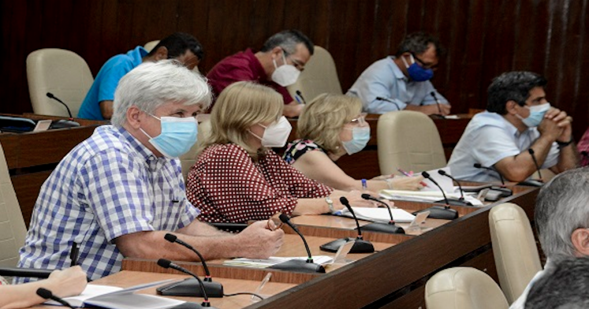 Científicos cubanos en la reunión sobre el COVID © Estudios Revolución/Cubadebate