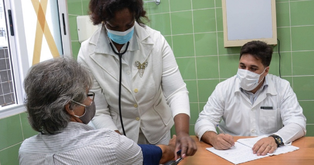 Atención a un paciente en La Habana. © ACN / Marcelino Vázquez 