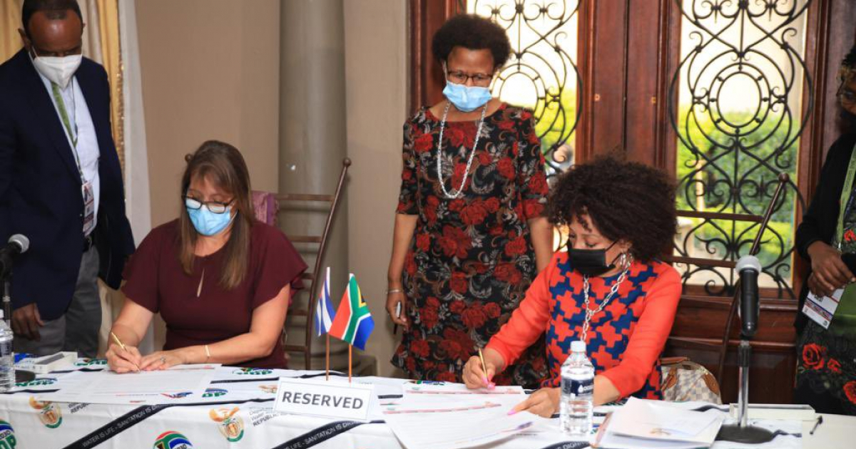 Ministra Consejera de la Embajada de Cuba en Sudáfrica, Rebeca Hernández, y la ministra sudafricana de Asentamientos Humanos, Agua y Saneamiento, Lindiwe Sisulu © Twitter / Lindiwe Sisulu