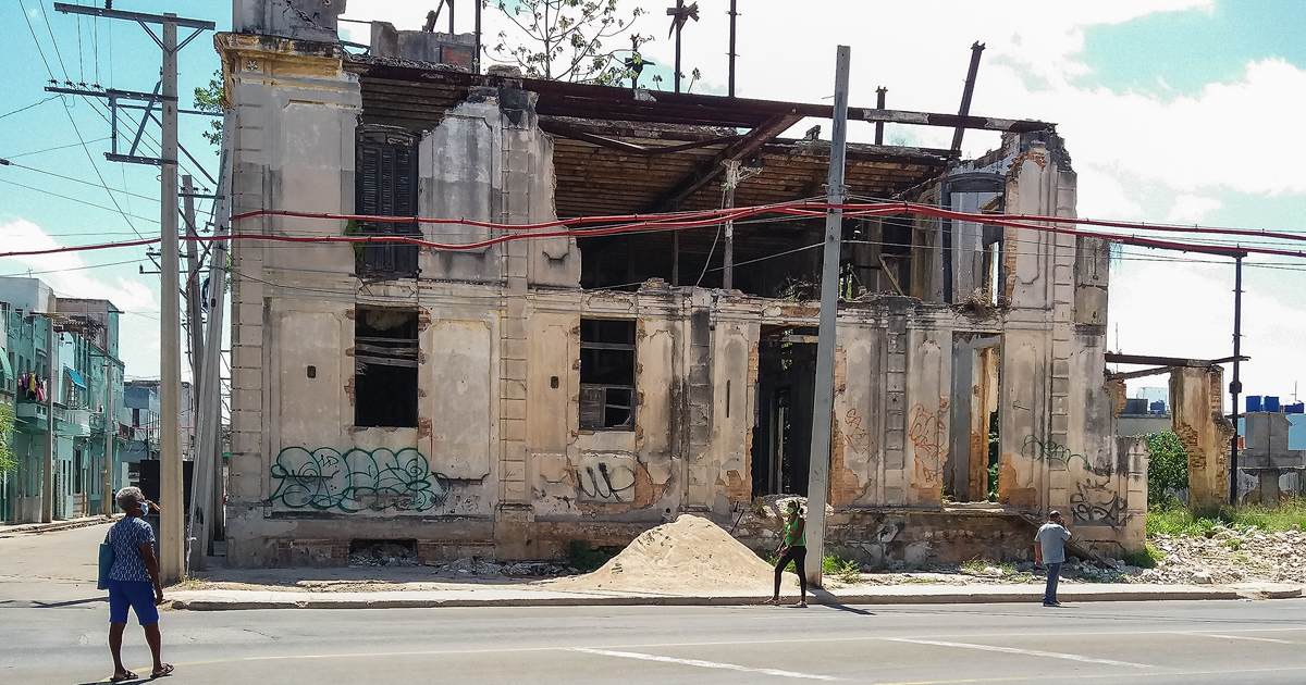 Edificio en ruinas en la calle Infanta (Imagen de referencia) © CiberCuba
