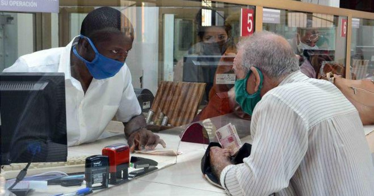 Jubilado cubano, cobrando su pensión, en una foto de archivo. © CiberCuba