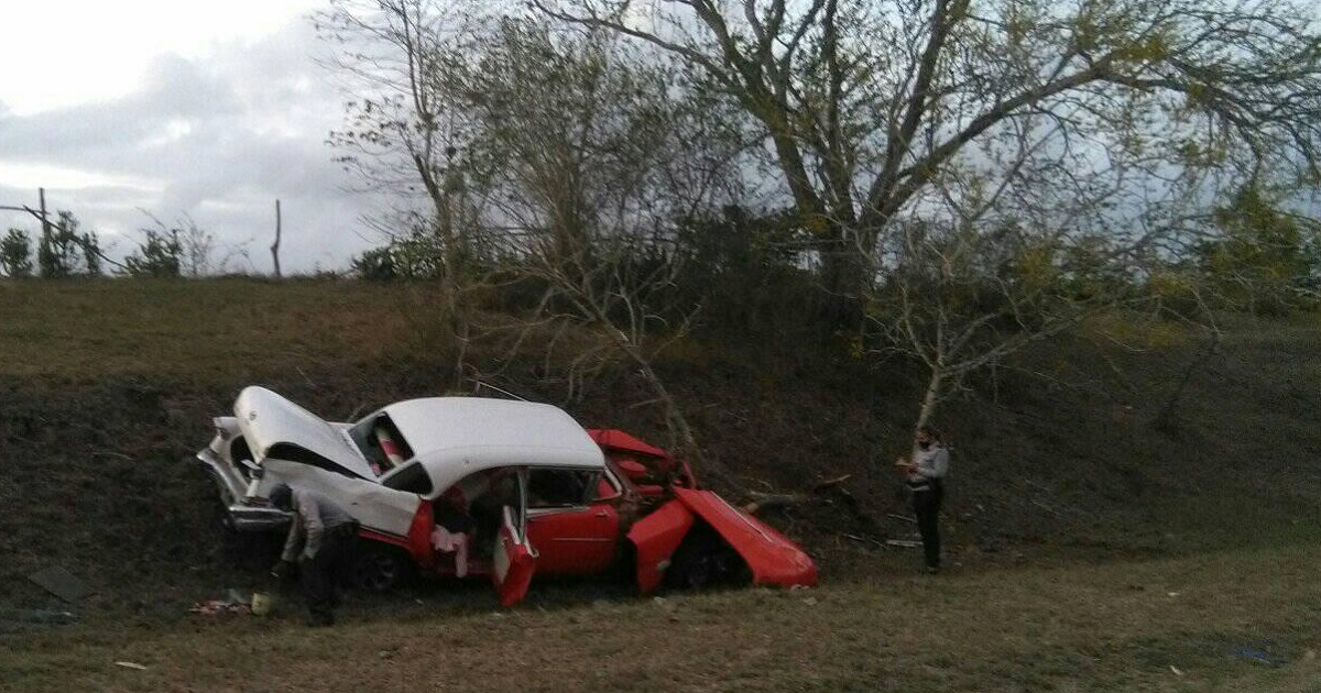 Automóvil accidentado en la carretera a Guardalavaca © Facebook / ACCIDENTES BUSES & CAMIONES por más experiencia y menos víctimas