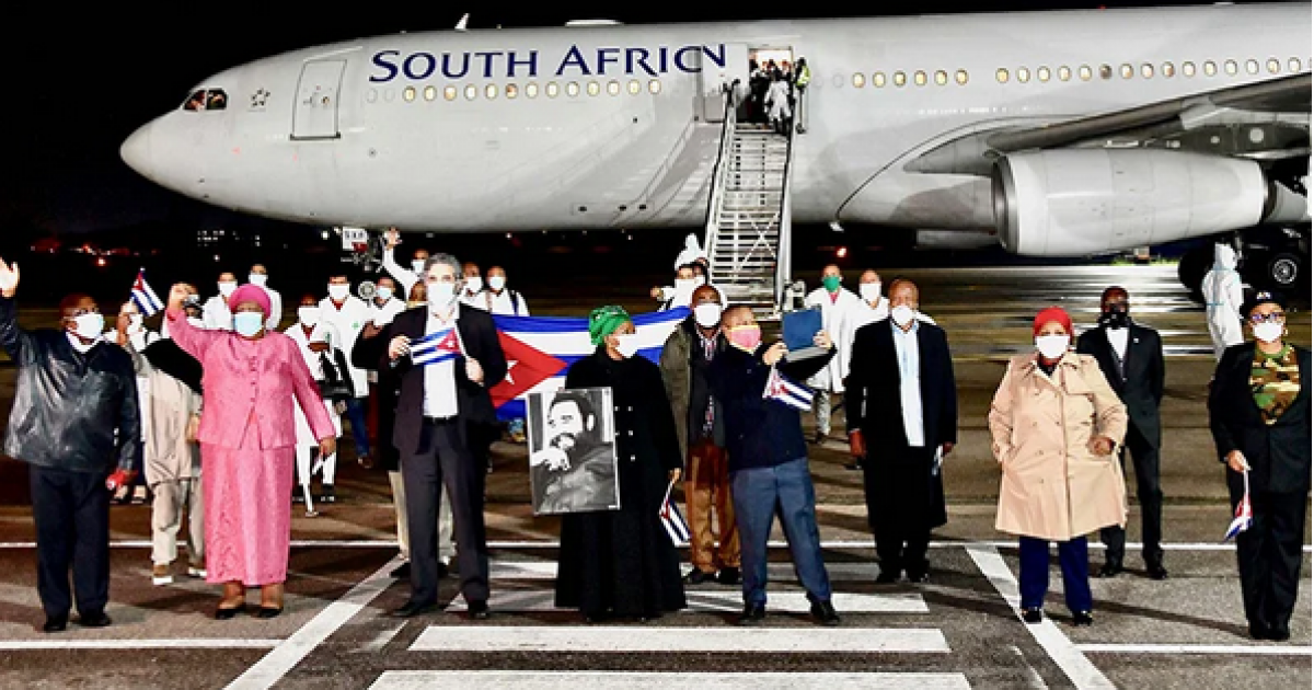 Cooperantes cubanos llegan a Sudáfrica © ACN