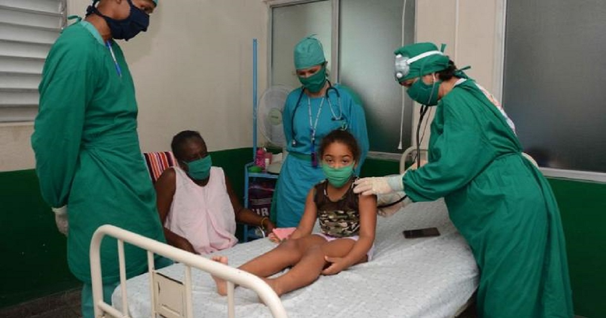 Atención a una niña en un hospital cubano (imagen de referencia) © ACN