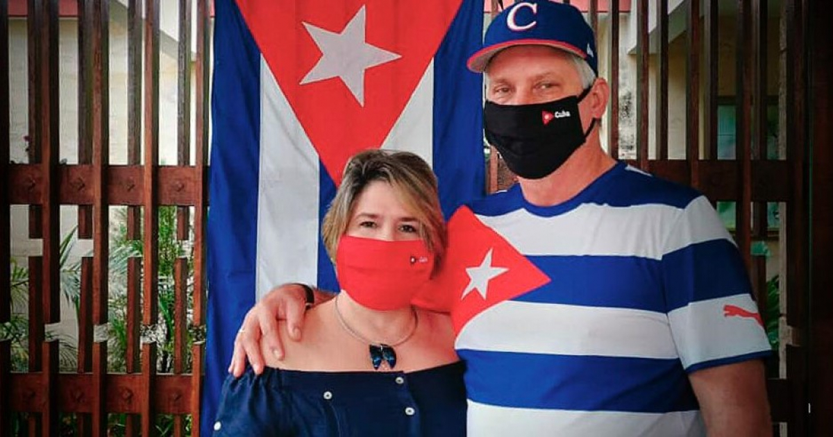 Miguel Díaz-Canel y su esposacon su esposa Lis Cuesta, vestido con la ropa de la delegación cubana a los Juegos Olímpicos © Twitter / Miguel Díaz-Canel